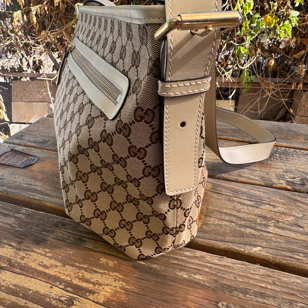 Gucci Beige Monogram Shoulder Bag - Picture 11 of 16